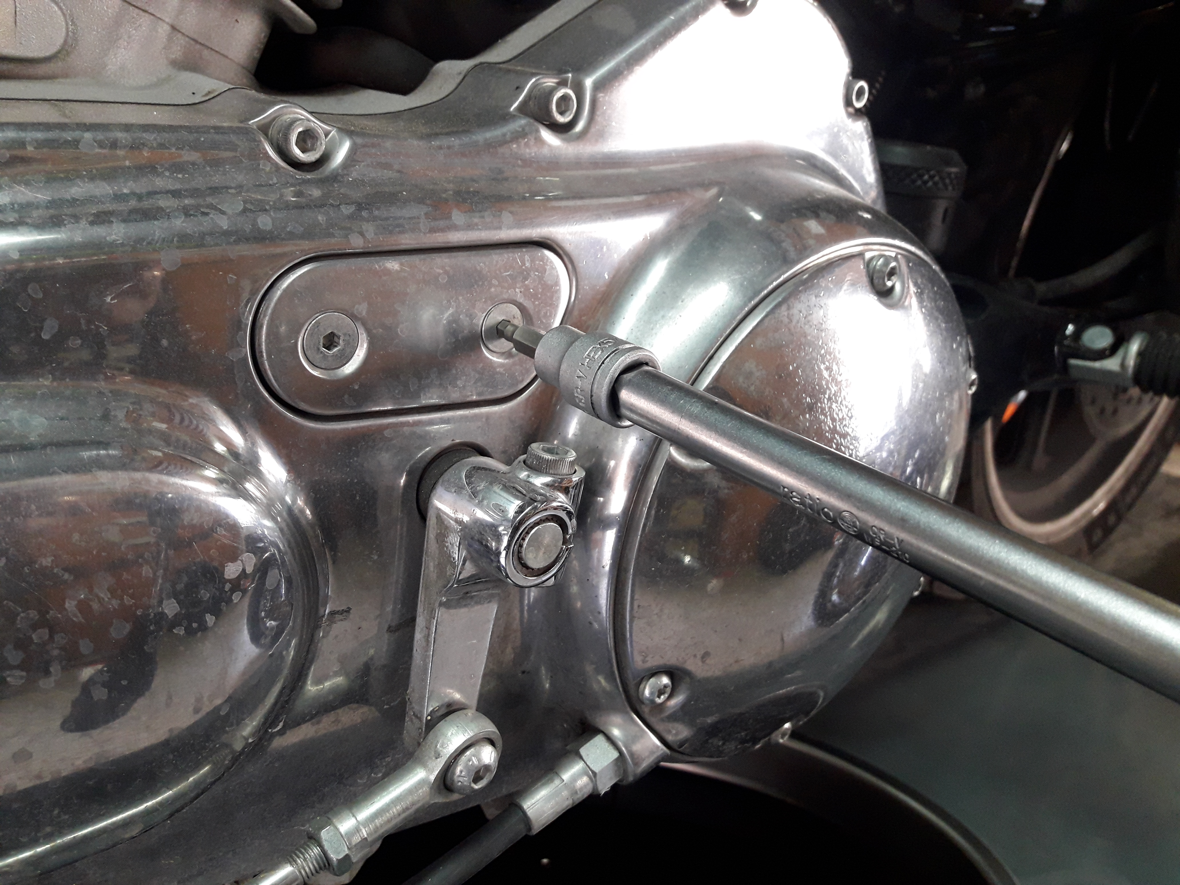 RETIRAR CUBIERTA INSPECCIÓN CADENA PRIMARIA